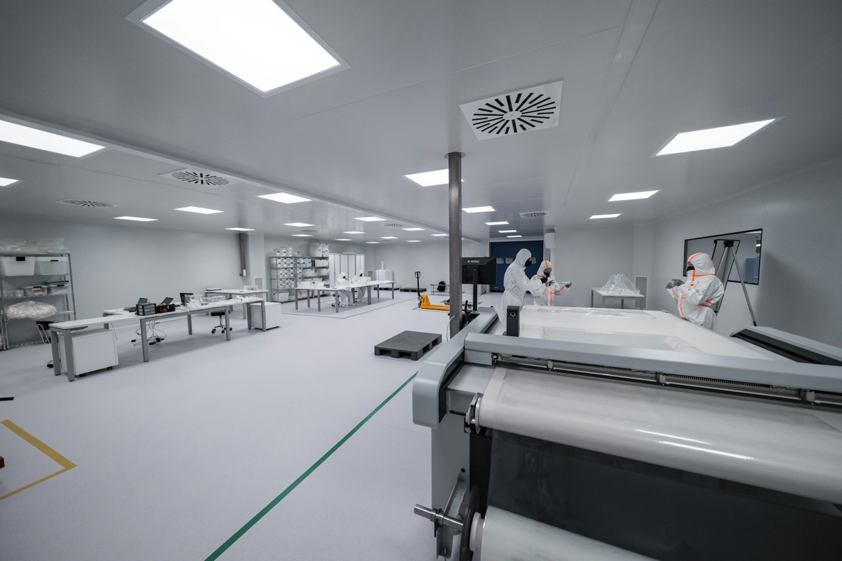 Controlled cleanroom lab environment for crystal growth and qualification